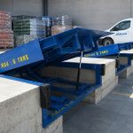 Depo içerisinde kullanılan yükleme rampası sistemi ile forklift yükleme operasyonları